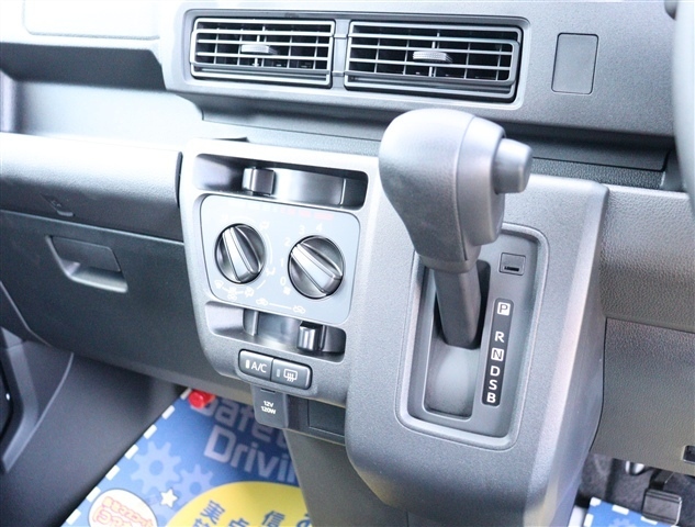 Daihatsu Hijet Cargo 7