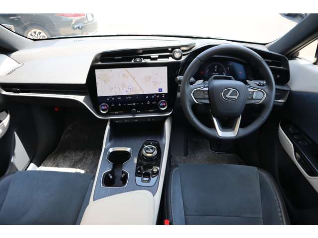 Lexus RZ 8