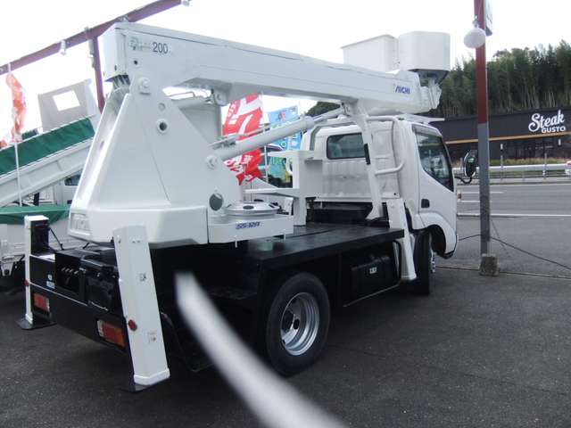 Hino Dutro 9