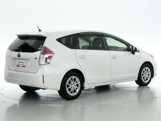 Toyota Prius α 3