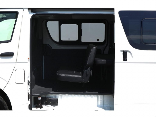 Toyota Hiace Van 5