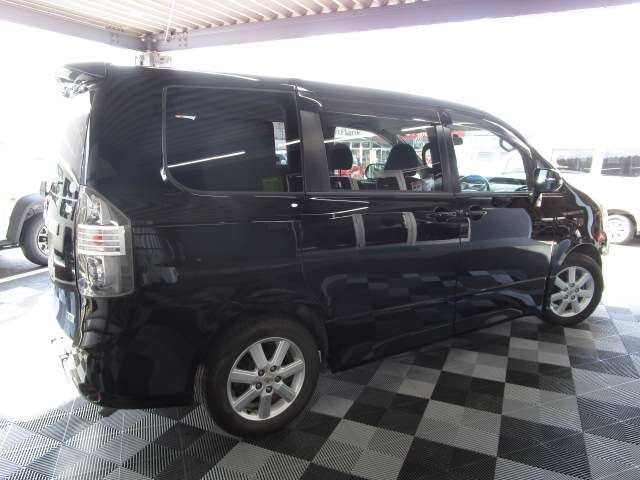 Toyota Noah 11