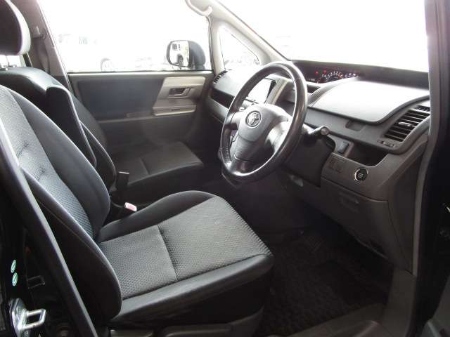 Toyota Noah 12