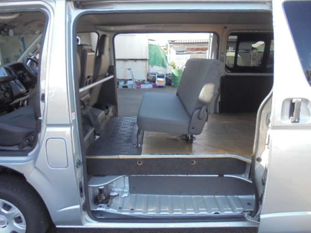Toyota Hiace Van 8