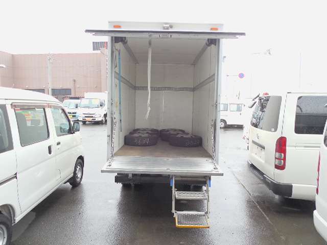 Isuzu Elf 6