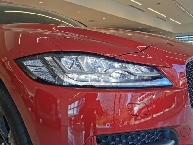 Jaguar F-Pace 8