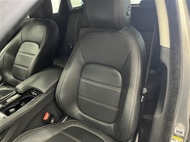 Jaguar F-Pace 11