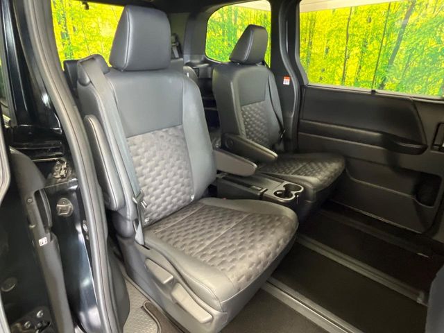 Toyota Voxy 9