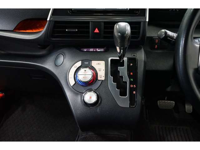 Toyota Sienta 11