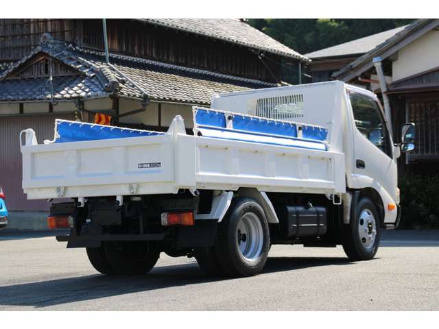 Hino Dutro 9