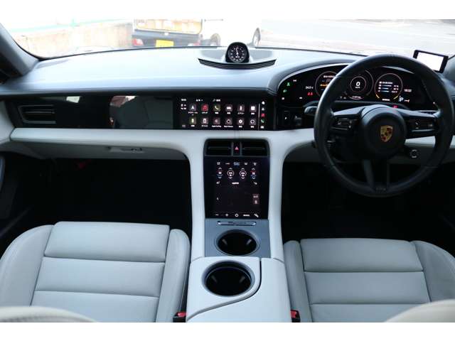 Porsche Taycan Cross Turismo 8