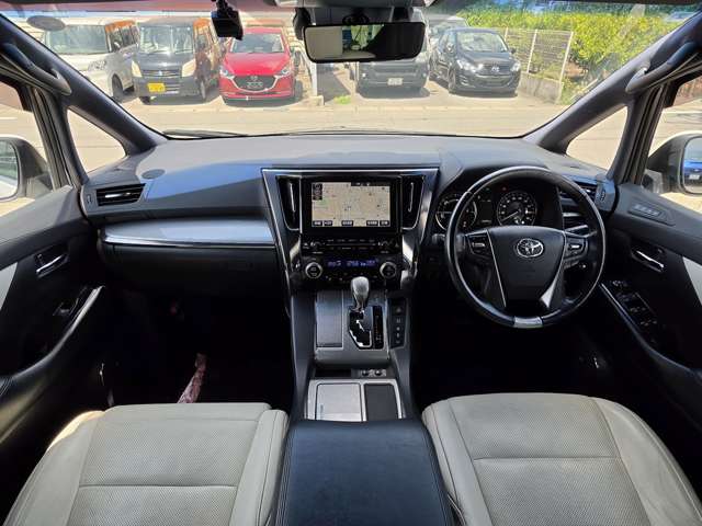 Toyota Vellfire 2