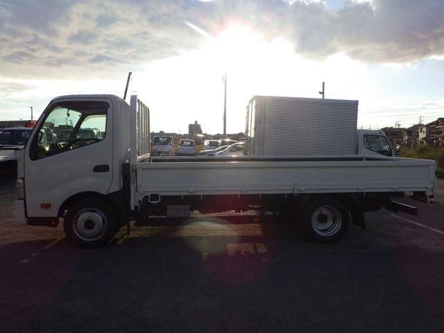 Hino Dutro 3