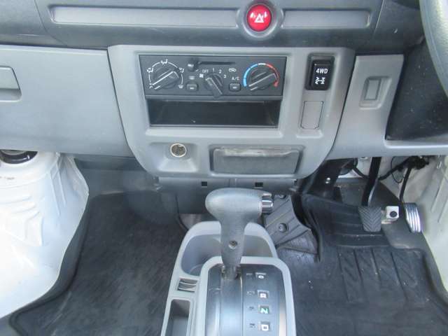 Mitsubishi Minicab Van 12
