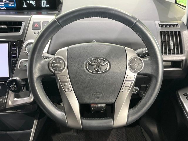 Toyota Prius α 11