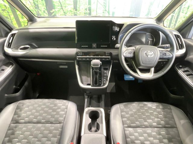 Toyota Voxy 2
