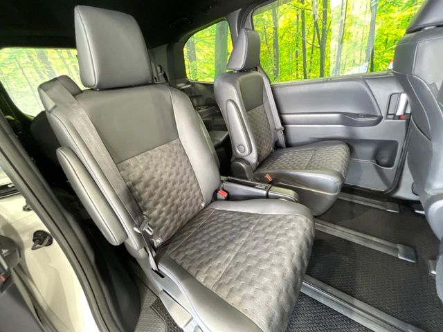Toyota Voxy 9