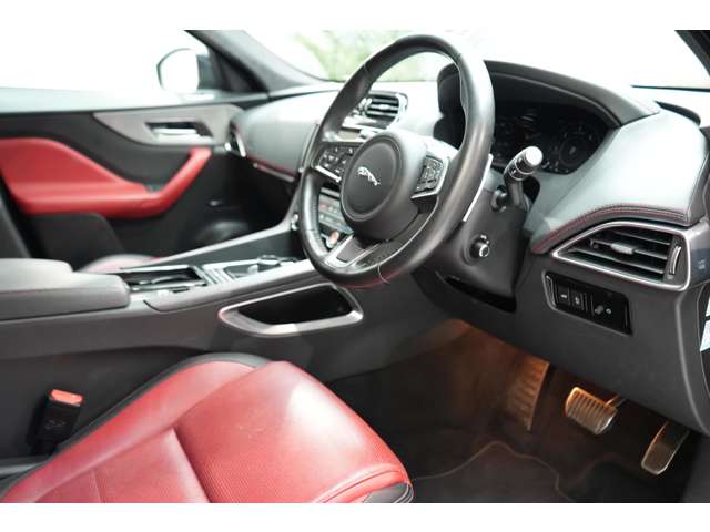 Jaguar F-Pace 10