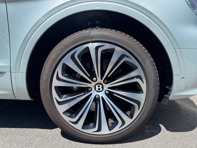 Bentley Bentayga 12