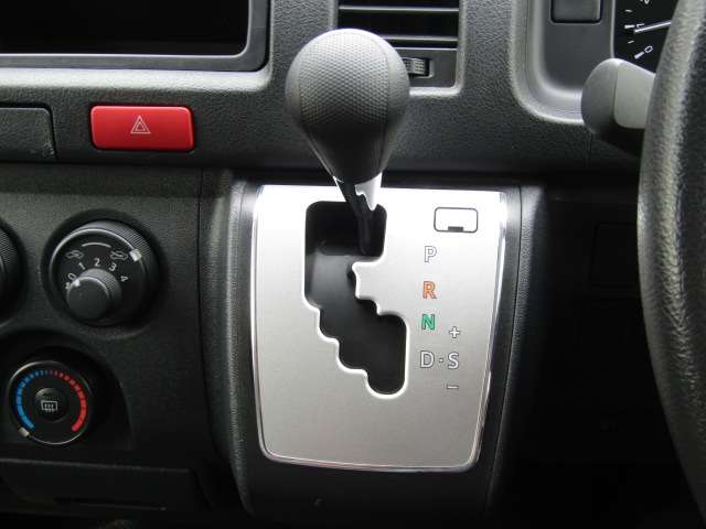 Toyota Hiace Van 4