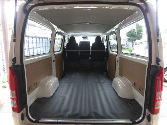 Toyota Hiace Van 8