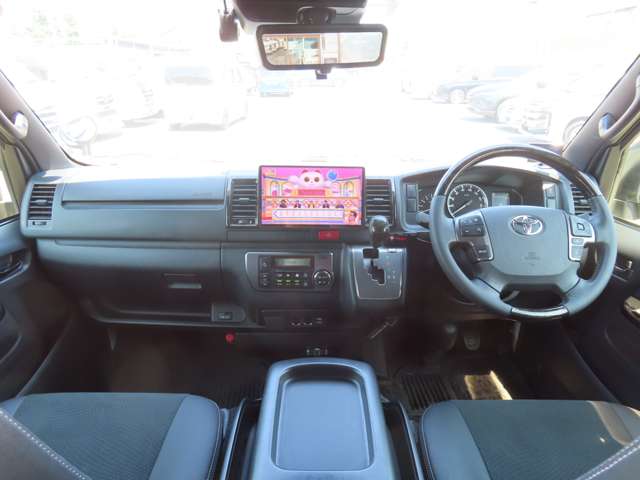 Toyota Hiace Van 5