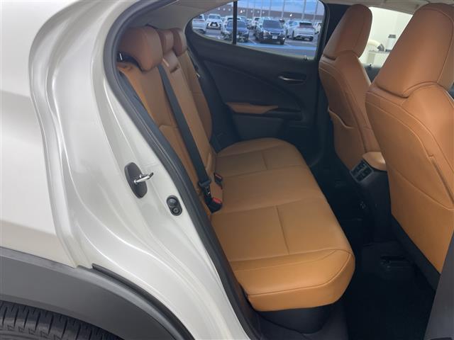 Lexus UX 6