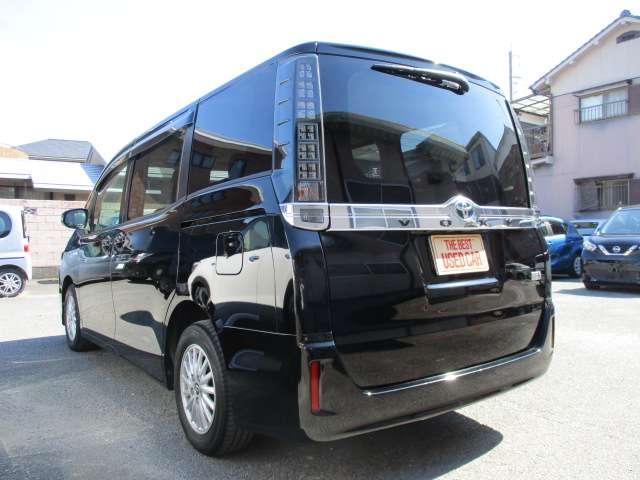 Toyota Voxy 12