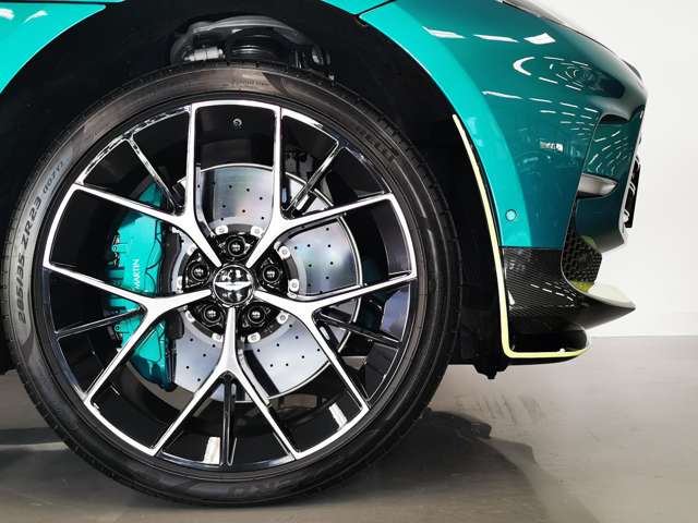 Aston Martin DBX 5