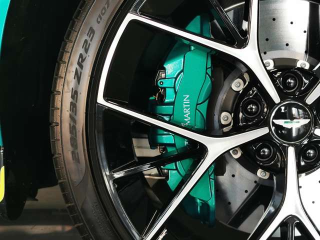 Aston Martin DBX 6