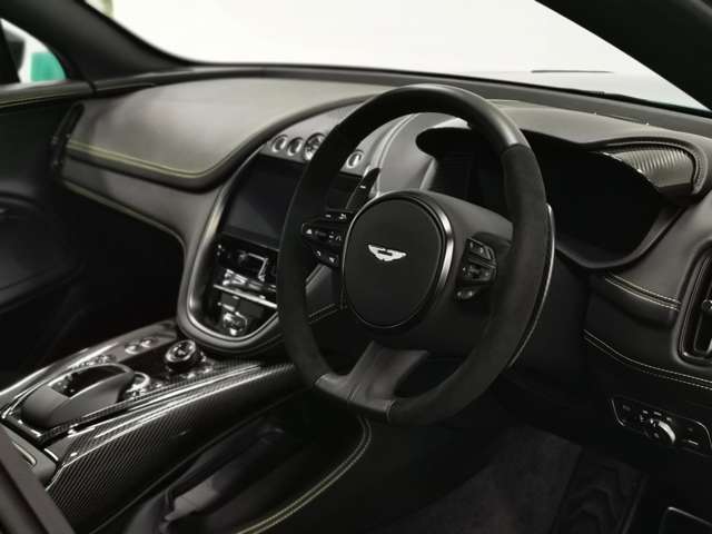 Aston Martin DBX 9