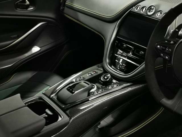 Aston Martin DBX 10