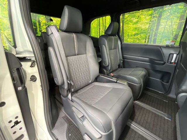 Toyota Noah 9