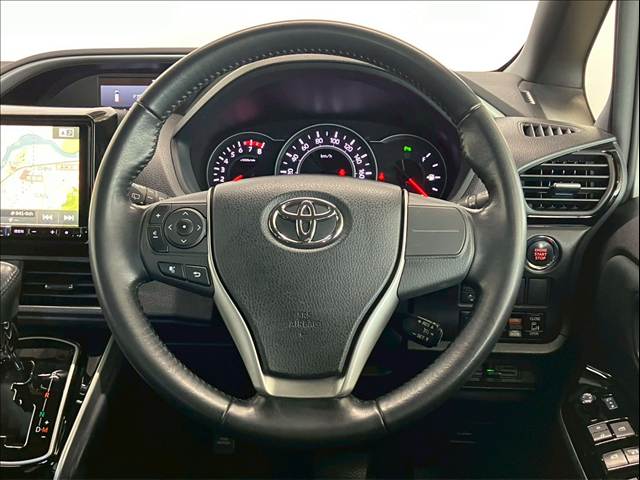 Toyota Voxy 11