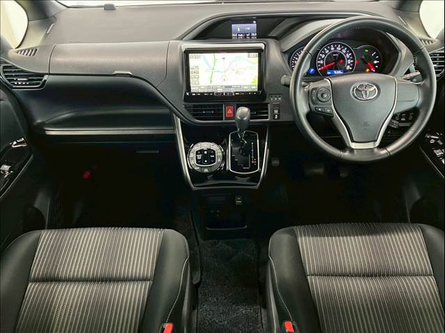 Toyota Voxy 2
