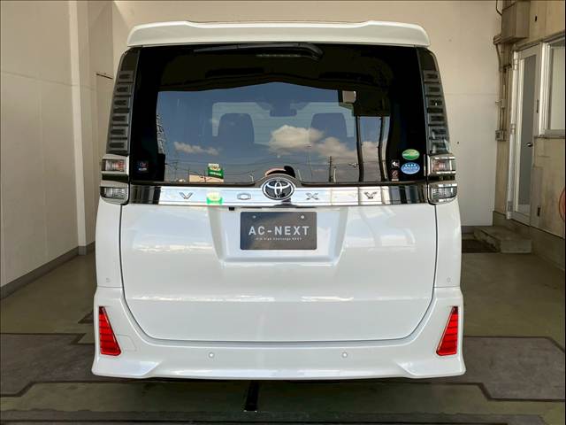 Toyota Voxy 8