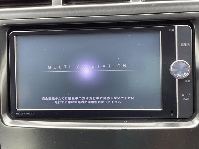 Toyota Prius α 3