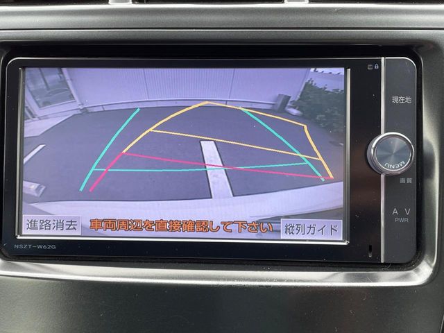 Toyota Prius α 4