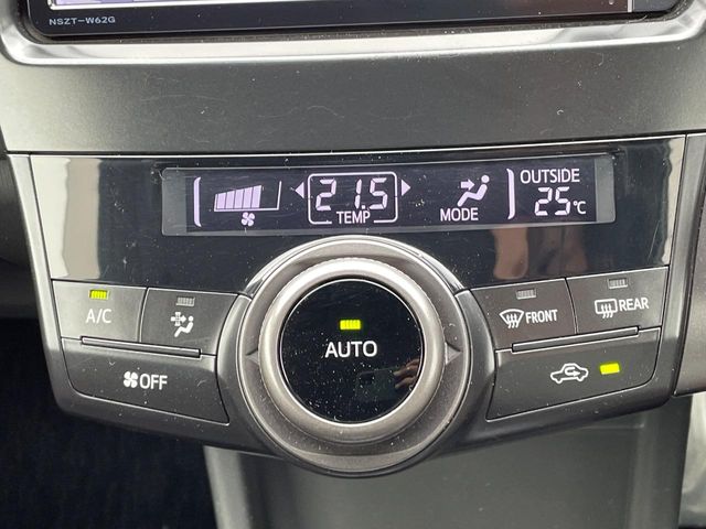 Toyota Prius α 7