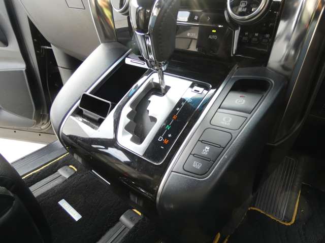 Toyota Vellfire 12