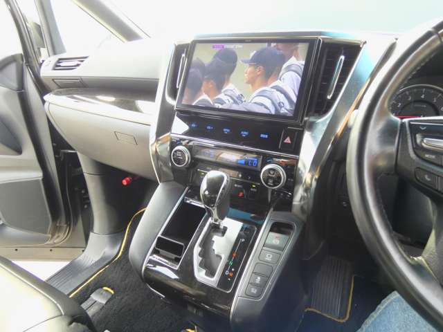 Toyota Vellfire 8