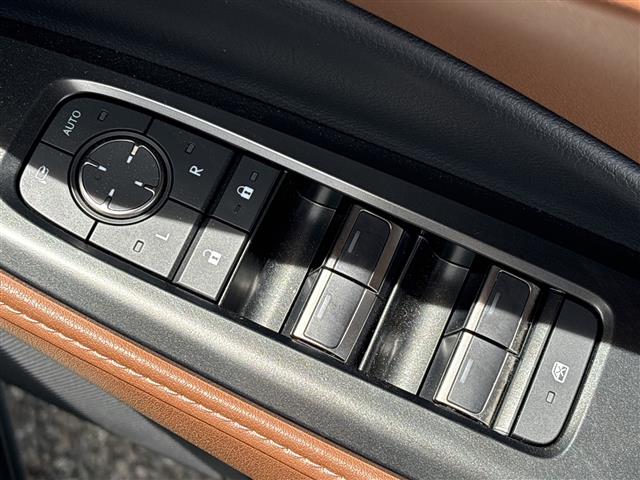 Lexus LBX 12