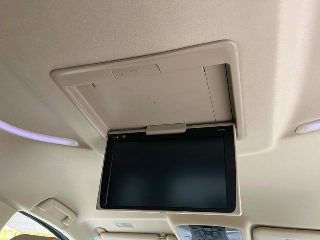 Toyota Alphard 4