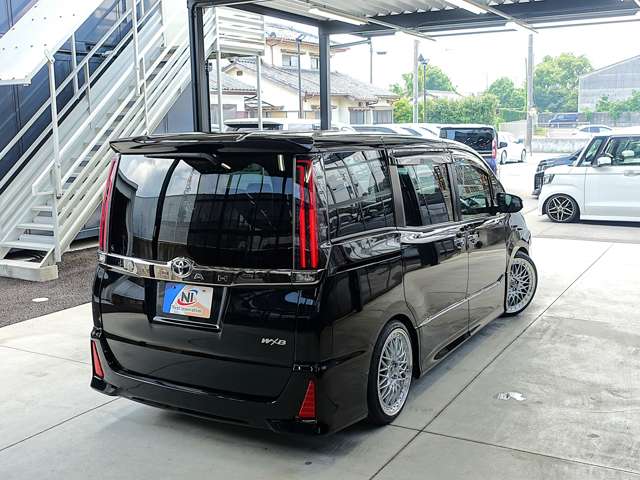 Toyota Noah 8