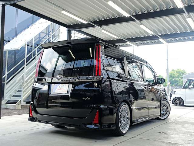 Toyota Noah 9