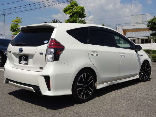 Toyota Prius α 11