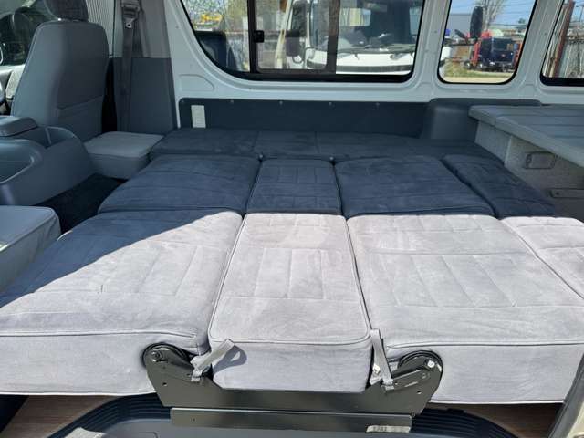 Toyota Hiace Van 4