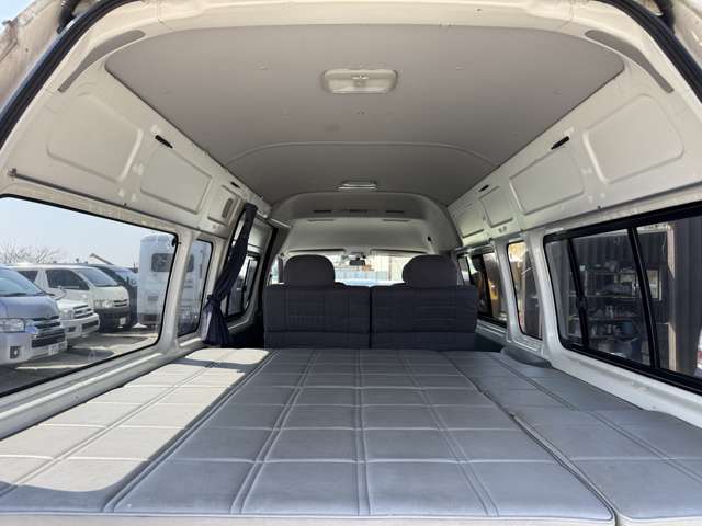 Toyota Hiace Van 7