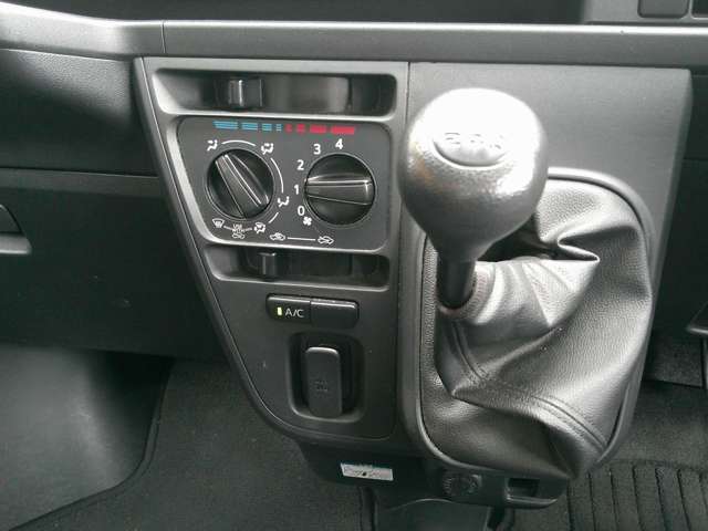 Daihatsu Hijet Deck Van 11