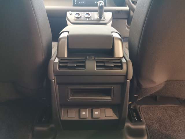 Land Rover Defender 12